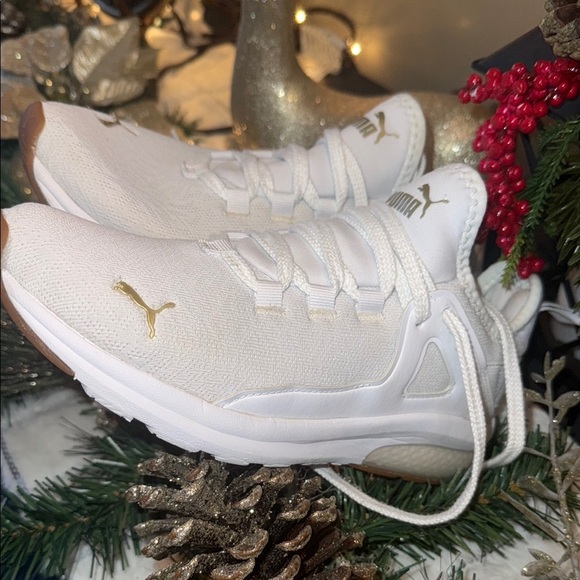 Puma White Sneakers Sleek Low-Top Design - Picture 7 of 7